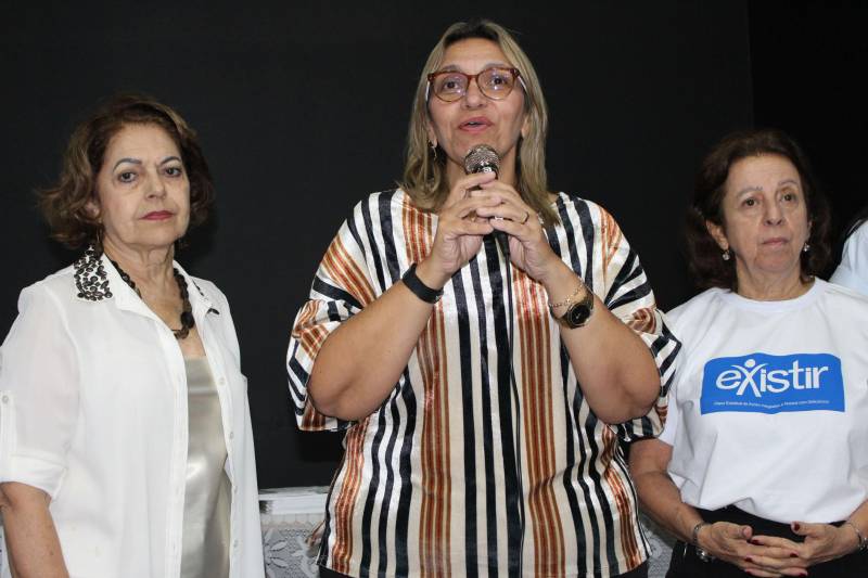 O Núcleo de Articulação e Cidadania (NAC) do Governo do Pará, por meio do Plano Existir e em parceria com a Fundação Cultural do Pará (FCP) e a Imprensa Oficial do Estado; lançou na manhã dessa quarta-feira (19), o Caderno Expresso. O evento foi realizado em um dos auditórios da Biblioteca Pública Arthur Viana, em Belém. O Caderno Expresso é constituído por produções de artistas, iniciantes ou não, de pessoas com deficiência. São poesias, desenhos, pinturas, multimídia, histórias de vida e quadrinhos. A diretora geral do NAC, Daniele Khayat (blusa de listras), deu início a cerimônia, que também contou com representantes dos órgãos que fazem parte do Comitê Gestor do Plano Existir. “Nós conseguimos avançar. Saímos dos limites e alcançamos diversas regiões do estado. É importante que a sociedade civil organizada dê prosseguimento a esse trabalho, peça, fale e tenha voz. As feiras, os projetos, o apoio ao esporte, e tudo que o Plano Existir realizou deve ser levado em frente, o trabalho em prol da pessoa com deficiência não pode parar”, concluiu a diretora.

FOTO: RUAN MOARES / ASCOM NAC
DATA: 19.12.2018
BELÉM - PARÁ <div class='credito_fotos'>Foto: RUAN MORAES / ASCOM NAC   |   <a href='/midias/2018/originais/84452c25-656f-4795-9bc4-1d76baa350ec.jpg' download><i class='fa-solid fa-download'></i> Download</a></div>