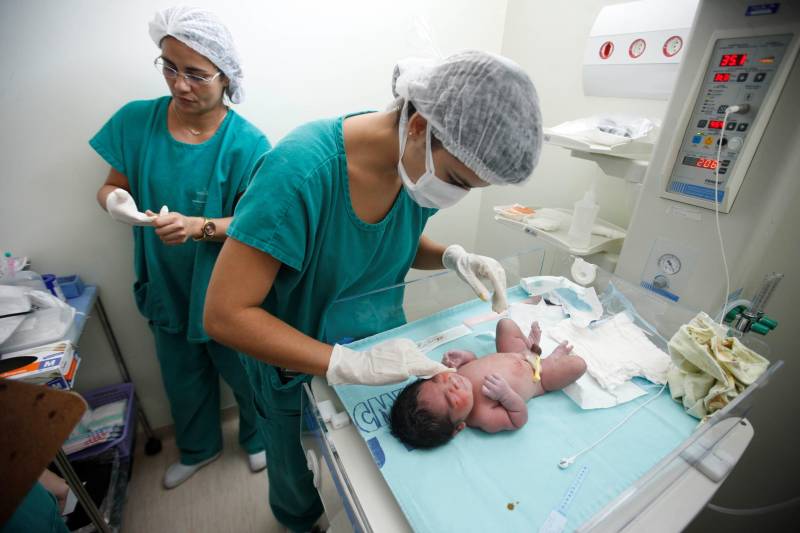 O Certificado ONA 1 da maternidade soma-se a outros títulos conquistados pela Instituição, como o de Hospital Amigo da Mulher e Hospital Amigo da Criança. Atualmente, a Santa Casa realiza uma média de 860 partos mensalmente (foto), o que corresponde a 10 mil partos anualmente. A instituição atende 100% pelo Sistema Único de Saúde (SUS).
FOTO: ANDERSON SILVA / ARQUIVO AG. PARÁ
DATA: 07.05.2015
BELÉM - PARÁ
<div class='credito_fotos'>Foto: ANDERSON SILVA / AG. PARÁ | <a href='/midias/2018/originais/844f132e-cb92-48cd-bf90-2d1614a959e1.jpg' download><i class='fa-solid fa-download'></i> Download</a></div>