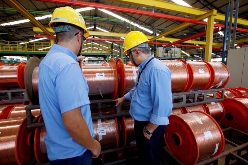 O ano passado foi marcado por uma crise econômica que afetou a empregabilidade e o número de postos de trabalhos criados em todo o país. No entanto, a indústria paraense fechou 2017 com saldos positivos em geração de emprego neste setor da economia. Dados divulgados nesta quinta-feira (11), pelo Departamento Interestadual de Estatísticas e Estudos Socioeconômicos no Pará (Dieese-PA), por meio de pesquisa realizada com números oficiais do Cadastro Geral de Empregados e Desempregados do Ministério do Trabalho, apontam geração de 1.276 postos de trabalho no setor durante 11 meses de 2017. Entre os estados da região Norte, o Pará foi o segundo que mais gerou empregos na indústria (foto), na frente de Amazonas, Amapá, Roraima, Tocantins e Acre. No Amazonas, foram 28.326 admitidos contra 27.964 desligados, saldo positivo de 362 vagas de emprego. Já os demais estados registraram números ainda menores de contratações. No Acre, foram 199, no Amapá 129, em Roraima 81 e no Tocantins 60 novos postos de trabalho.
FOTO: RODOLFO OLIVEIRA / ARQUIVO AG. PARÁ
DATA: 27.04.2016
<div class='credito_fotos'>Foto: Rodolfo Oliveira/Ag. Pará | <a href='/midias/2018/originais/844fddee-21d4-488c-9800-aa02140f04e9.jpg' download><i class='fa-solid fa-download'></i> Download</a></div>
