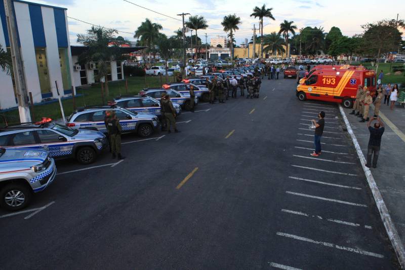 A agenda governamental terminou no município de Castanhal com a entrega de 18 viaturas e 20 motos para a Polícia Militar (PM) e duas ambulâncias resgate para o Corpo de Bombeiros. A secretária de Municípios Sustentáveis, Izabela Jatene, que representou o governador Simão Jatene, fez um balanço positivo das ações.

FOTO: RODOLFO OLIVEIRA / AG. PARÁ
DATA: 13.06.2018
CASTANHAL - PARÁ <div class='credito_fotos'>Foto: Rodolfo Oliveira/Ag. Pará   |   <a href='/midias/2018/originais/845168ee-0fa2-48df-90d2-b132831d6ee6.jpg' download><i class='fa-solid fa-download'></i> Download</a></div>