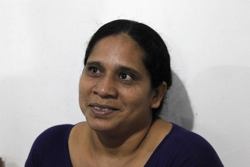 Proporcionar o estreitamento dos laços familiares entre os detentos e os filhos. Esse é o principal objetivo de uma brinquedoteca dentro de uma unidade prisional. No Centro de Recuperação do Coqueiro (CRC), a brinquedoteca foi especialmente decorada e preparada para receber os filhos de detentos pela equipe de profissionais do setor social da unidade. Há cadeiras, brinquedos e livros tornando o ambiente carcerário menos traumático para as crianças. Nesta sexta-feira (16), as irmãs gêmeas Suanne e Suellen, de 10 anos, foram visitar o pai, o detento José Ribeiro Araújo, preso há três anos. Na foto, a mãe das gêmeas, Elidiete da Silva.
FOTO: AKIRA ONUMA / ASCOM SUSIPE
DATA: 16.02.2018
BELÉM - PARÁ <div class='credito_fotos'>Foto: Akira Onuma / Ascom Susipe | <a href='/midias/2018/originais/84519179-4bf5-4c62-ba19-8669802db58d.jpg' download><i class='fa-solid fa-download'></i> Download</a></div>