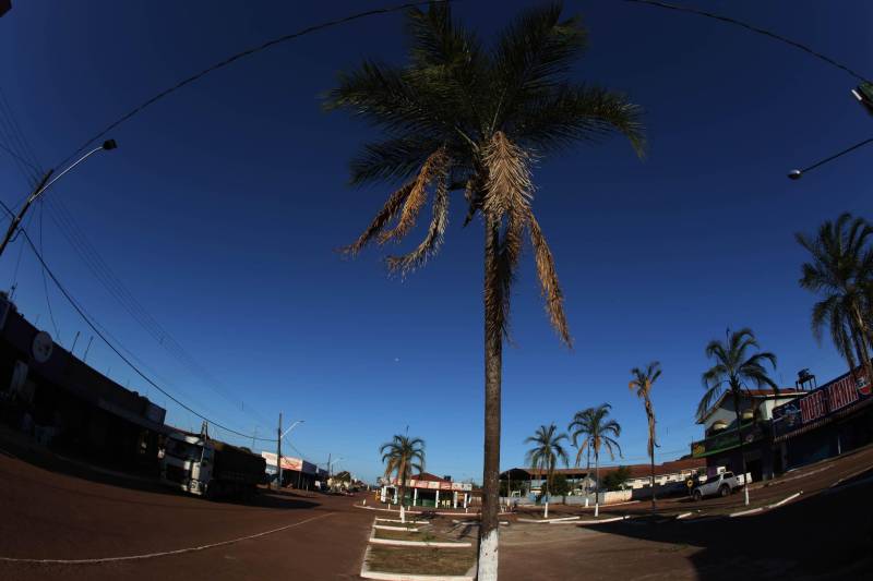 O governador Simão Jatene desembarca nesta segunda-feira (25) no município de Floresta do Araguaia (foto), para entrega de pavimentação asfáltica na rua XV de Novembro. Na sequência, fará pronunciamento na Câmara de Vereadores. A programação terá continuidade, à tarde, no Distrito de Serra Pelada, em Curionópolis, onde será inaugurada a Escola Estadual de Ensino Médio Joaquina Diamantina.
FOTO: ANTONIO SILVA / AG. PARÁ
DATA: 25.06.2018
FLORESTA DO ARAGUAIA - PARÁ <div class='credito_fotos'>Foto: Antônio Silva/Ag. Pará | <a href='/midias/2018/originais/8452e05f-09b4-4573-89c3-39660425ea10.jpg' download><i class='fa-solid fa-download'></i> Download</a></div>