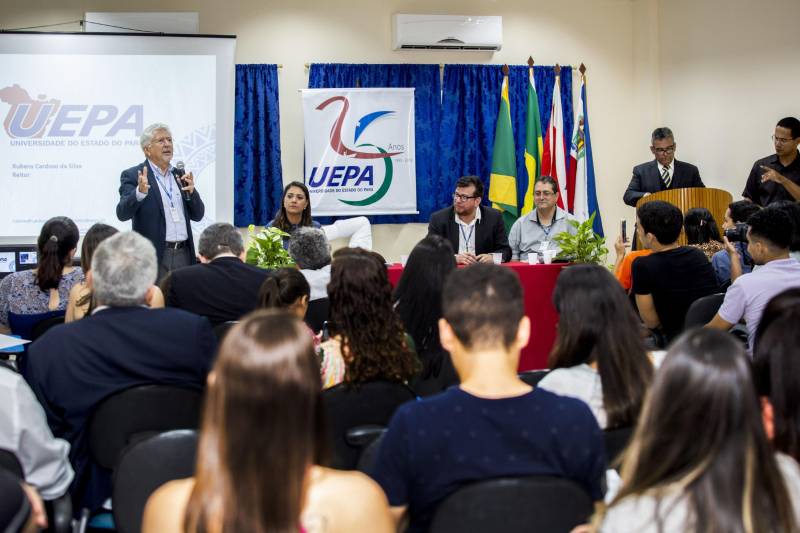 Posse de professores concursados na Uepa em Marabá, na tarde desta sexta-feira, 6, no auditório do bloco IV.
FOTO: NAILANA THIELY
DATA: 06.04.18
MARABÁ-PARÁ
<div class='credito_fotos'>Foto: Agência Pará | <a href='/midias/2018/originais/845d2989-7898-4a42-b0b8-a747edab62ca.jpg' download><i class='fa-solid fa-download'></i> Download</a></div>