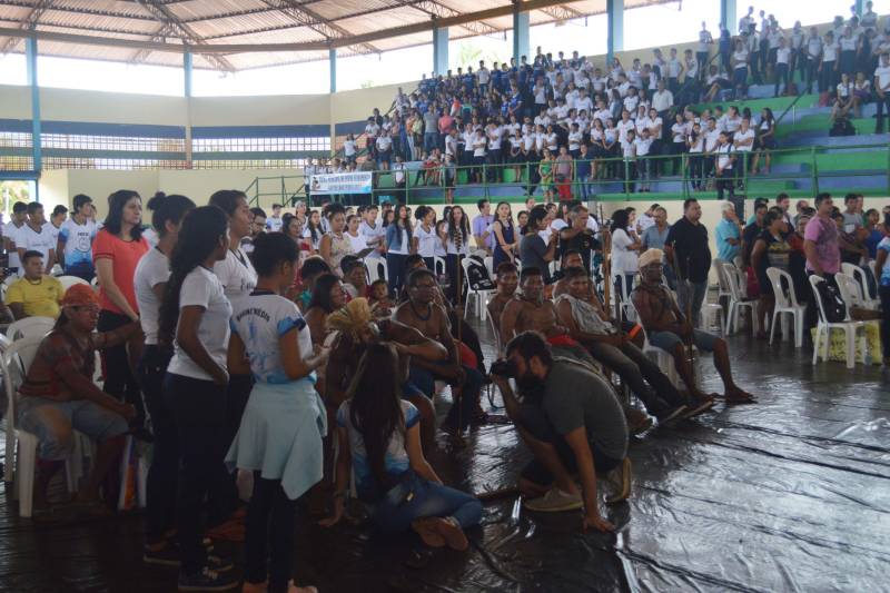 Cerca de 700 pessoas participaram de uma audiência pública, no município de Rurópolis, no sudoeste do estado, promovida pela Secretaria de Meio Ambiente e Sustentabilidade (Semas). As discussões giraram em torno dos impactos socioambientais previstos no projeto do Complexo Hidrelétrico Braços Leste e Oeste e Linhas de Transmissão Associadas, de responsabilidade da empresa Cienge Engenharia. Essa foi a segunda audiência realizada, a pedido da Semas, a respeito do projeto. O evento deu continuidade a encontros anteriores, como reuniões prévias e outra audiência já realizadas no município no período entre agosto e outubro de 2016. A Semas também convocou, por meio de edital, o Ministério Público Estadual e Federal, autoridades federais, estaduais e municipais, órgãos públicos e privados, instituições governamentais e não governamentais e comunidades a serem influenciadas direta ou indiretamente pelo empreendimento, a fim de discutir o conteúdo do Estudo de Impacto Ambiental (EIA) e Relatório de Impacto Ambiental (Rima).
FOTO: ASCOM / SEMAS
DATA: 08.03.2018
RURÓPOLIS - PARÁ <div class='credito_fotos'>Foto: ASCOM SEMAS | <a href='/midias/2018/originais/846268c7-058b-4b80-ab7a-2ff2acbffb67.jpg' download><i class='fa-solid fa-download'></i> Download</a></div>