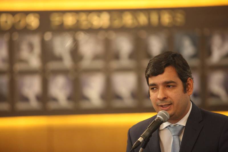Um acordo de cooperação técnica para agilizar as ações de cobrança de títulos da dívida ativa, ajuizados ou não, foi celebrado nesta terça-feira, 26, entre o Tribunal de Justiça do Estado (TJPA), Governo do Pará, União, Prefeitura de Belém e o Instituto de Estudos de Protesto de Títulos do Brasil, seção Pará. O acordo foi firmado na sede do TJPA. O acordo de cooperação técnica foi firmado com base na Lei nº 9.492/1997, que estabelece o protesto como ato formal e solene, pelo qual se prova a inadimplência e o descumprimento de obrigação originada em títulos e outros documentos em dívida, e à inexistência de disposições legais que vedem à utilização do serviço de protesto de títulos pelas entidades da administração pública; e observa as decisões do Conselho Nacional de Justiça (CNJ), que estabelecem a validade do protesto dos títulos, denominados certidões da dívida ativa, bem como atende meta do CNJ, de desjudicialização de ações, estimulando o protesto de títulos executados ou não. Na foto, o secretário municipal de Assuntos Jurídicos, Daniel Coutinho da Silveira.
FOTO: MARCELO LELIS / AG. PARÁ
DATA: 26.06.2018
BELÉM - PARÁ <div class='credito_fotos'>Foto: Marcelo Lelis / Ag. Pará | <a href='/midias/2018/originais/846ae591-c974-4bef-a98f-f29b187dbdd4.jpg' download><i class='fa-solid fa-download'></i> Download</a></div>