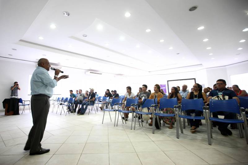 Segundo dia do Encontro de Comunicação do Pará (Publicom), no município de Altamira, nesta sexta-feira, 13, no auditório da Associação Comercial Industrial e Agropastoril (Aciapa). Postura, cuidado com os gestos, expressão corporal, dicção, entonação. Na foto, oficina “Cerimonial e a arte de falar em público” e aprovou todo o conteúdo repassado. A oficina abriu o segundo dia do encontro e foi ministrada pelo cerimonialista do Governo do Estado, Reginaldo Teles.
FOTO: MARCELO LÉLIS / AG. PARÁ
DATA: 13.04.2018
ALTAMIRA - PARÁ <div class='credito_fotos'>Foto: Marcelo Lelis / Ag. Pará | <a href='/midias/2018/originais/84728f79-189d-4aa1-8ed3-abac5ef924ad.jpg' download><i class='fa-solid fa-download'></i> Download</a></div>