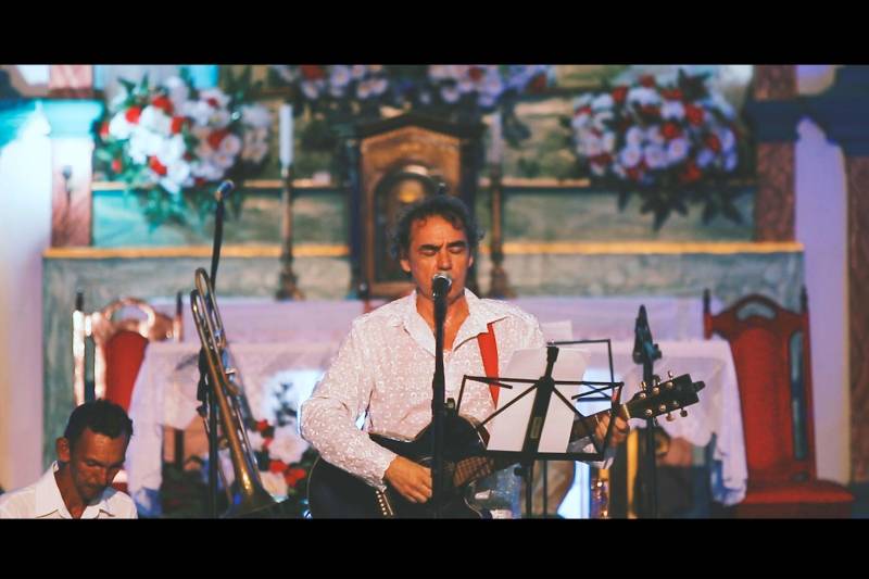 Nesta sexta-feira (21), às 17h30, a TV Cultura do Pará exibe o documentário "Caminhando com Toni Benedito Soares". A produção da Cultura Rede de Comunicação aborda a trajetória artística do cantor e compositor paraense sob o olhar do jornalista Felipe Cortez. O documentário foi lançado no último dia 14 de dezembro durante o 1º Festival Curta Bragança, realizado na cidade bragantina. 

FOTO: DIVULGAÇÃO
DATA: 16.12.2018
BRAGANÇA - PARÁ <div class='credito_fotos'>Foto: Divulgação   |   <a href='/midias/2018/originais/847e98c8-4204-4aee-bb2a-46b228af2646.jpg' download><i class='fa-solid fa-download'></i> Download</a></div>