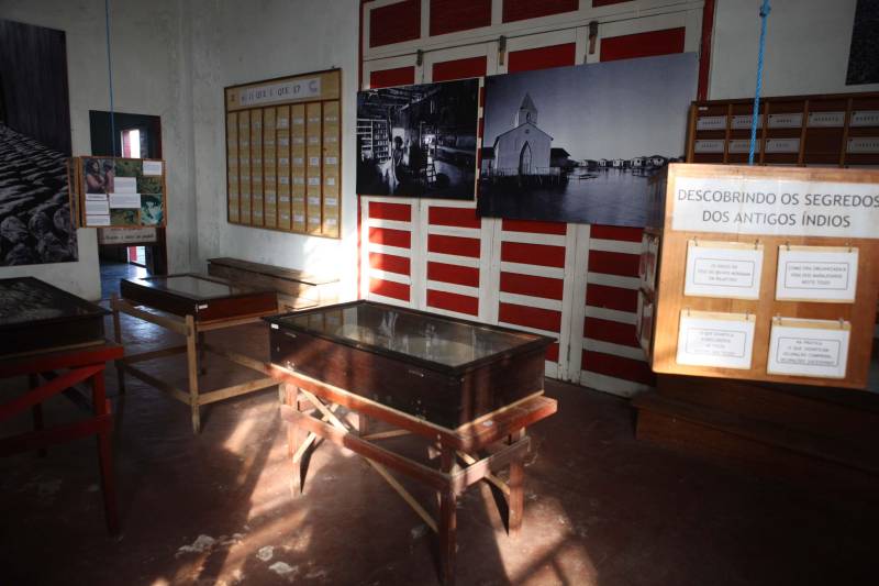 Inspiração para o livro "Chove nos Campos de Cachoeira" do escritor Dalcídio Jurandir, a bela cidade de Cachoeira do Arari, no arquipélago do Marajó, celebrará 185 anos de emancipação política, no próximo dia 10 de maio. Dalcídio morou toda a sua infância no município. A cidade também é o berço de uma das maiores cantoras e compositoras da música paraense, Dona Onete. Esses são alguns detalhes do município, que terá várias ações sociais, cívicas, esportivas e shows culturais, nas comemorações da data de aniversário. A programação se inicia na noite desta terça-feira (08), com a apresentação da banda “Gilmarajoara Bruno Saudade e Cia”. A partir de amanhã, serão ofertados serviços de emissão de documentos, exames de sangue, corte de cabelo, manicure e pedicure, atendimento preventivo odontológico de crianças e até doação de prêmios serão ofertados à população. Os embalos musicais continuam até quinta-feira, 10, com as bandas “Quero Mais”, “Bruno e Trio”, além de muitos grupos locais.
FOTO: RODOLFO OLIVEIRA / ARQUIVO AG. PARÁ
DATA: 03.10.2013
CACHOEIRA DO ARARI - PARÁ <div class='credito_fotos'>Foto: Agência Pará | <a href='/midias/2018/originais/84819b67-c16c-4d2e-a71a-7dfc18d00fdf.jpg' download><i class='fa-solid fa-download'></i> Download</a></div>