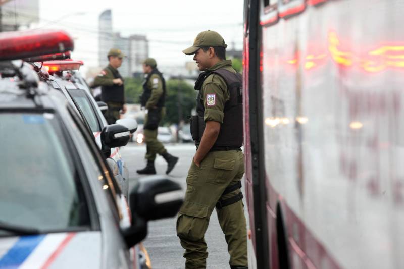 Durante todo o dia a Polícia Militar do Pará tem aumentado o número de operações que realiza em Belém e região metropolitana. Nesta quinta-feira (3), o 2º Batalhão da PM percorreu os bairros de Canudos, Terra Firme, Cidade Velha, Jurunas e Sacramenta realizando diversas operações, entre elas a “Polícia no Meu Bairro”, que previne a criminalidade no centro comercial de Belém e nos grandes corredores da capital, e a “Saturação”, que visa reprimir os crimes de tráfico de drogas, roubo e furto. Mais de 20 policiais trabalham para percorrer trechos onde a mancha criminal é alta nessas localidades, objetivando, principalmente, inibir os crimes. “Depois da ordem do Governador do Estado em trazer policiais da atividade meio para a atividade fim, ou seja, diminuir o número de PMs na atividade administrativa, aumentamos o nosso contingente, dando mais ostensividade ao trabalho. Hoje estamos nas ruas com 20 viaturas, o dobro do que tínhamos antes, tudo para diminuir os índices de violência e dar mais segurança ao cidadão”, explicou o tenente coronel Luiz Otávio Raiol, comandante do 2º Batalhão de Polícia Militar.
FOTO: MARCELO LELIS / AG. PARÁ
DATA: 03.05.2018
BELÉM - PARÁ <div class='credito_fotos'>Foto: Marcelo Lelis / Ag. Pará | <a href='/midias/2018/originais/8483f32d-4fdc-4ca2-b6bb-19809462e16c.jpg' download><i class='fa-solid fa-download'></i> Download</a></div>