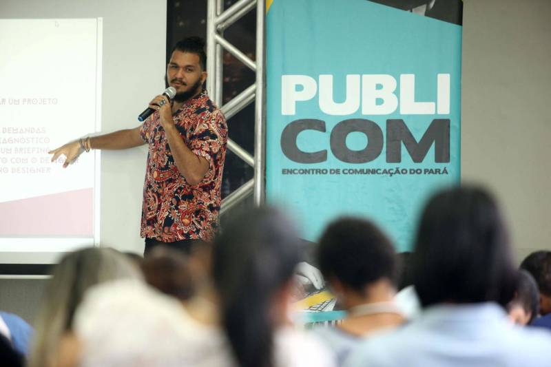 Primeiro dia do Publicom - Encontro de Comunicação do Pará, na noite desta quinta-feira, 12, na sede da Associação Comercial, Industrial e Agro Pastoril de Altamira (Aciapa), em Altamira. A programação do Publicom Altamira teve início às 14h, com a oficina “Design para não designers”, um papo descontraído e interativo entre o publicitário e designer Filipe Almeida (foto) e cerca de 80 profissionais e estudantes de diversas áreas interessados em aprender mais sobre como criar ou melhorar sua identidade visual.
FOTO: MARCELO LELIS / AG. PARÁ
DATA: 12.04.2018
ALTAMIRA - PARÁ <div class='credito_fotos'>Foto: Marcelo Lelis / Ag. Pará | <a href='/midias/2018/originais/84867994-2cbe-4d42-9ead-87060e781f46.jpg' download><i class='fa-solid fa-download'></i> Download</a></div>