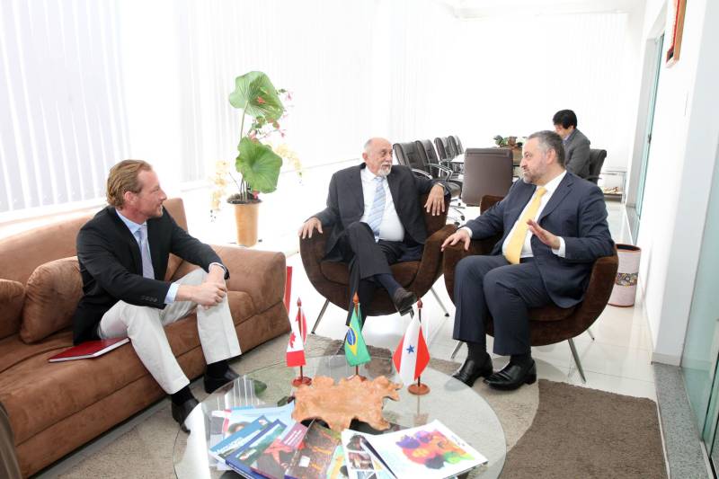 O governador Simão Jatene recebeu nesta quarta-feira, 2, o embaixador do Canadá no Brasil, Riccardo Savone. Na pauta do encontro, o aumento das relações comerciais entre o estado e as empresas canadenses. Além disso, os canadenses querem estreitar parcerias para fomentar a atração de investimentos, estimular políticas públicas e incentivar a integração política, econômica e cultural.
FOTO: CRISTINO MARTINS / AG. PARÁ
DATA: 02.05.2018
BELÉM - PARÁ <div class='credito_fotos'>Foto: Cristino Martins/Ag. Pará | <a href='/midias/2018/originais/848a2500-f0c7-4a82-88da-bab5d0121266.jpg' download><i class='fa-solid fa-download'></i> Download</a></div>