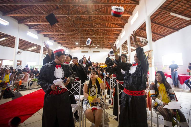 Cerimônia de outorga de grau aos 15 indígenas integrantes da primeira turma do povo Kayapo do curso de licenciatura intercultural indígena da Uepa, na manhã desta quinta-feira, 06, em São Félix do Xingu.

FOTO: NAILANA THIELY / ASCOM UEPA
DATA: 06.11.2018
SÃO FÉLIX DO XINGU - PARÁ <div class='credito_fotos'>Foto: Nailana Thiely / Ascom Uepa   |   <a href='/midias/2018/originais/84977e7e-889a-488d-ae6e-1ecc34437658.jpg' download><i class='fa-solid fa-download'></i> Download</a></div>