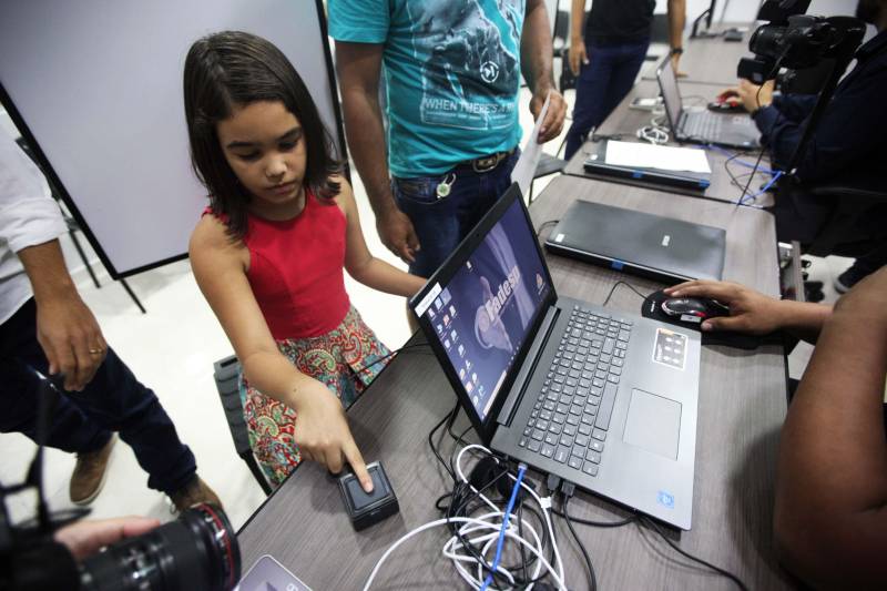 “Fiz questão de trazer minha filha para seu primeiro exercício de cidadania que é ter uma carteira de identidade, ainda mais em um local como este, que permite resolvermos várias pendências com mais conforto e praticidade”, comemorou o senhor Genival de Oliveira, 40 anos, pai da pequena Gabrielle (foto), 8 anos. A família de seu Genival é uma das milhares que serão beneficiadas no município de Parauapebas, no sudeste paraense, com orientações e serviços de diversos órgãos estaduais em um único local: a Estação Cidadania. O espaço, localizado no Shopping Karajás, foi entregue oficialmente à população na manhã deste sábado (19). A cerimônia contou com a presença de secretários de Estado, parlamentares, entre outras autoridades locais. Esta é a segunda Estação Cidadania da região. A primeira é a de Marabá.
FOTO: THIAGO GOMES / AG. PARÁ
DATA: 19.05.2018
PARAUAPEBAS - PARÁ <div class='credito_fotos'>Foto: Thiago Gomes /Ag. Pará | <a href='/midias/2018/originais/8498dbf0-4ac1-4d58-9619-ed687c730888.jpg' download><i class='fa-solid fa-download'></i> Download</a></div>