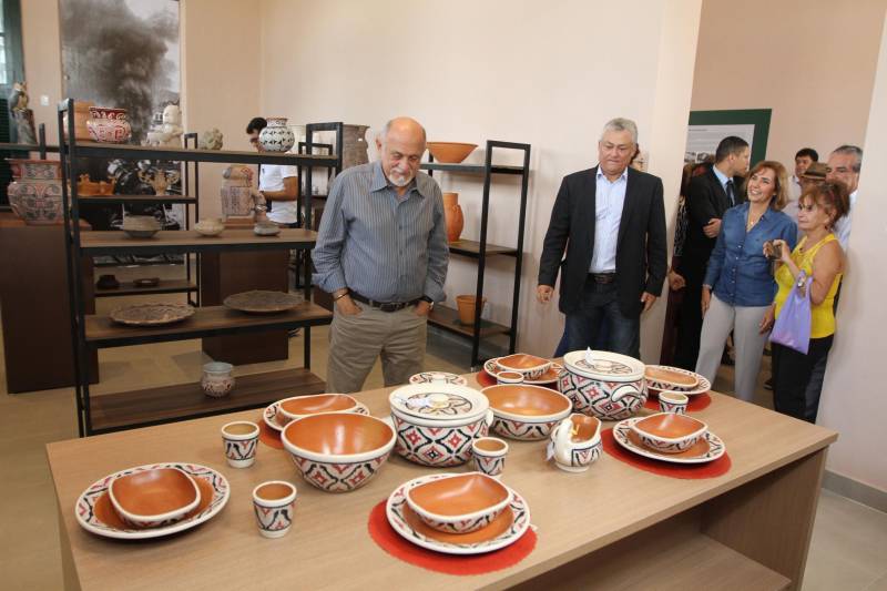 O Governo do Pará entregou nesta quarta-feira, 26, o prédio restaurado da antiga Estação de Trem de Icoaraci. A entrega foi feita pelo governador Simão Jatene (camisa cinza com listras). “Estamos recuperando um pedaço importante da história de Belém, de todo o Pará”, disse o governador. Após cinco meses de reforma, a antiga Estação Ferroviária de São João de Pinheiro, atual Icoaraci, foi entregue totalmente restaurada. Há pelo menos 35 anos, o espaço era ocupado pela Cooperativa de Artesãos de Icoaraci (Coarti) e agora vai servir para comercialização e exposição de artesanato, além de espaço para eventos culturais. “Será um espaço multiuso, para manifestações culturais, manifestações sociais e, claro, para a comercialização de artesanato, que é o carro-chefe de Icoaraci”, disse o secretário de estado de Desenvolvimento Econômico, Mineração e Energia (Sedeme), Hildegardo Nunes.

FOTO: CRISTINO MARTINS / AG. PARÁ
DATA: 26.12.2018
ICOARACI - PARÁ <div class='credito_fotos'>Foto: Cristino Martins/Ag. Pará   |   <a href='/midias/2018/originais/849f4d66-939e-4959-817c-8584da6931f2.jpg' download><i class='fa-solid fa-download'></i> Download</a></div>