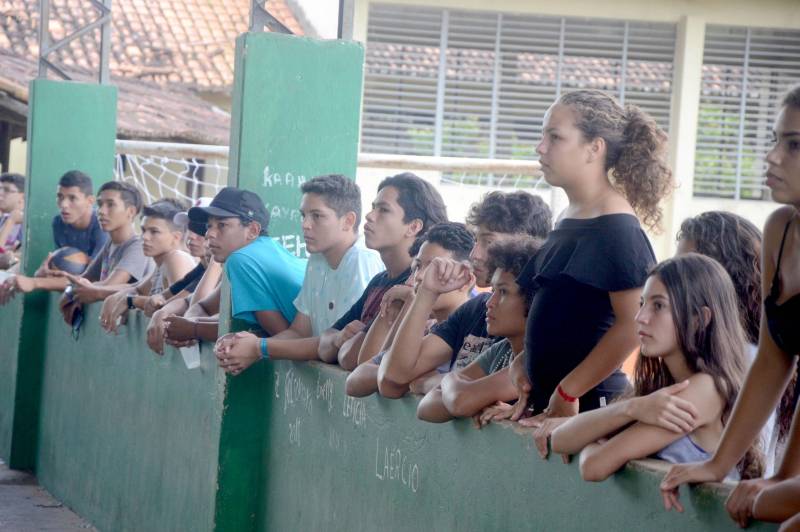 A etapa regional dos Jogos Estudantis Paraenses (Jeps), realizada de 16 a 19 de maio, no município de Igarapé-Açu, no nordeste do Estado, selecionou os times que vão disputar a etapa estadual, em junho, em Belém. Depois dos quatro dias de disputas, Castanhal foi apontada como a delegação que levará para a próxima etapa o maior número de times.
FOTO: RAI PONTES / ASCOM SEDUC
DATA: 20.05.2018
IGARAPÉ-AÇU - PARÁ <div class='credito_fotos'>Foto: Rai Pontes/Ascom Seduc | <a href='/midias/2018/originais/84a14a1b-bf88-442a-aef1-26f52ce17092.jpg' download><i class='fa-solid fa-download'></i> Download</a></div>