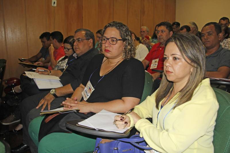 Analisar os procedimentos técnicos e reavaliar o atendimento a adolescentes em conflito com a lei. Com esse objetivo, foi iniciado nesta quinta-feira (5), no auditório da Escola de Governança Pública do Estado do Pará (EGPA), em Belém, o evento Diálogo Temático: “Construindo Novos Parâmetros Técnicos na Socioeducação”, voltado aos profissionais que atuam no atendimento a adolescentes em cumprimento de medida socioeducativa no Estado. A programação, promovida pela Fundação de Atendimento Socioeducativo do Pará (Fasepa), busca qualificar e orientar o servidor que atua na socioeducação para evitar violação de direitos e situações de conflitos envolvendo os adolescentes assistidos. No encontro, realizado até sexta-feira (06), serão analisadas situações em todas as unidades socioeducativas do Estado, para discutir as fragilidades que envolvem o atendimento em suas diferentes modalidades (internação provisória, internação e semiliberdade).
FOTO: ALBERTO PASSOS / ASCOM SUSIPE
DATA: 05.04.2018
BELÉM - PARÁ <div class='credito_fotos'>Foto: ALBERTO PASSOS/ ASCOM FASEPA | <a href='/midias/2018/originais/84a63851-4e6a-49a8-8644-90f53bfec0a8.jpg' download><i class='fa-solid fa-download'></i> Download</a></div>