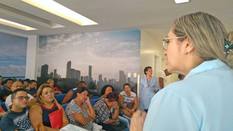 Segundo dados do Ministério da Saúde, 25% da população brasileira sofre de hipertensão, que tem seu dia lembrado nesta sexta-feira, 27, para alertar sobre a importância da prevenção dessa doença que é silenciosa e geralmente não apresenta sintomas. O casal Maria do Socorro, 59, e Luiz Filho, 69, faz parte dessa gama da sociedade atingida pela pressão alta, que ataca homens e mulheres de todas as camadas sociais e requer adoção de hábitos mais saudáveis como forma de prevenção mais efetiva. Referência estadual na assistência de usuários com obesidade e diabetes, que normalmente está associado à hipertensão, o Hospital Jean Bitar (HJB) aderiu à campanha nacional e promoveu a “Semana da Saúde”, de 23 a 27, levando informações e orientações sobre temas como: prevenção à hipertensão; qualidade de vida; autoestima; sono; obesidade; dor social; osteoartrite; prevenção de quedas. Colaboradores, usuários e seus acompanhantes, nas recepções de atendimentos, clínicas e setores do administrativo, participaram de palestras e receberam material educativo.
FOTO: ASCOM / HJB
DATA: 27.04.2018
BELÉM - PARÁ <div class='credito_fotos'>Foto: ASCOM HJB | <a href='/midias/2018/originais/84aa0fcb-92f5-4df0-b628-838fd024025a.jpg' download><i class='fa-solid fa-download'></i> Download</a></div>