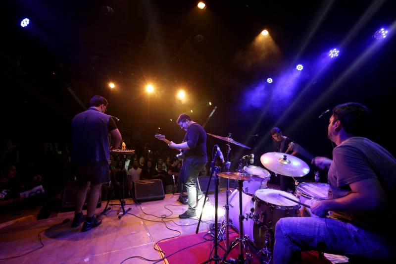 Uma noite de sons, ritmos e emoções. Assim pode ser definido o show da Mostra Protótipo, realizado na noite desta quinta-feira (21) no Teatro Universitário Cláudio Barradas, em Belém. Os artistas da Orquestra Pau e Cordista, Azul Dossel, A Troca (foto), DK, Inesita, Tula Tânia, Caruana, Gael Conhece o Mar, Pelé do Manifesto e Everton MC, e Toni Link levantaram o público do teatro com as 10 músicas selecionadas pela Cultura Rede de Comunicação no projeto.
FOTO: CAMILA LIMA / PORTAL CULTURA
DATA: 21.06.2018
BELÉM - PARÁ <div class='credito_fotos'>Foto: CAMILA LIMA / PORTAL CULTURA | <a href='/midias/2018/originais/84ac63a6-07ab-4878-8299-024a8724c86f.jpg' download><i class='fa-solid fa-download'></i> Download</a></div>