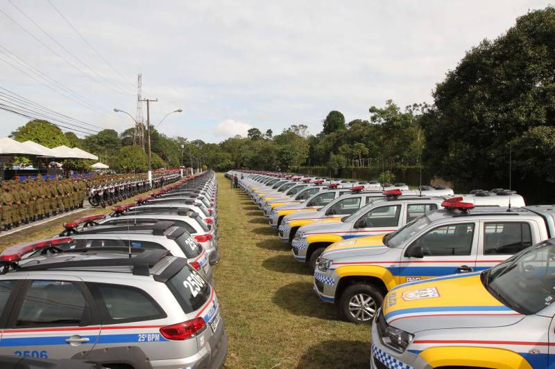 A cerimônia pelo Dia de Tiradentes, patrono das polícias militares do Brasil, este ano, no Pará, teve um toque especial. Na manhã desta quinta-feira, 20, no Comando Geral da Polícia Militar do Estado, foram oficializadas as promoções de 539 policiais e entregues 170 novos veículos para a corporação. O governador Simão Jatene participou da cerimônia. A frota vai ajudar no combate à criminalidade na região metropolitana de Belém e interior do estado. Dos 170 veículos entregues para reforçar o policiamento, 60 são motocicletas, 60 viaturas modelo Palio Weekend com cela e 50 Pick-ups, com cela, todos em regime de locação, que serão somados à frota. Serão investidos mensalmente 4 milhões de reais. As 539 promoções beneficiam policiais militares da capital e do interior do estado, sendo 462 praças e 77 oficiais. “Eu me sinto lisonjeada e quero chegar à capitã”, disse Rejane Santa Brígida Miranda, promovida de soldado a cabo. “Fico feliz também por termos um plano seguro, de carreira e me sinto prestigiada na carreira que escolhi”, completou Rejane.
FOTO: CRISTINO MARTINS / AG PARÁ
DATA:20.04.2018
BELÉM - PARÁ <div class='credito_fotos'>Foto: Cristino Martins/Ag. Pará | <a href='/midias/2018/originais/84b02636-da24-445b-8d16-85f97f302de8.jpg' download><i class='fa-solid fa-download'></i> Download</a></div>