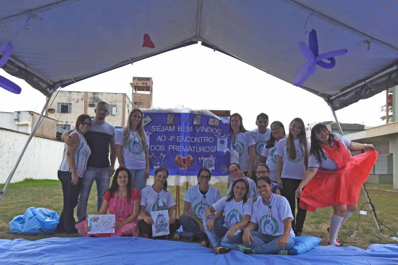 Heloíse Victória, de 1 ano e 8 meses, passeia pela tenda montada no jardim atenta a tudo: balões, giz de cera, desenhos para colorir e as personagens Pipa e Nani. Ela e a mãe Josélia dos Santos vieram de Anapu (PA) para participar do 4º Encontro dos Prematuros do Hospital Regional Público da Transamazônica, (HRPT), gerido pela Pró-Saúde Associação de Assistência Social e Hospitalar, em Altamira (PA).

FOTO; ASCOM HRPT
DATA: 29.11.2018
ALTAMIRA - PARÁ <div class='credito_fotos'>Foto: ASCOM HRPT   |   <a href='/midias/2018/originais/84b176fa-432d-4f37-8fb4-dc1b64e865c1.jpg' download><i class='fa-solid fa-download'></i> Download</a></div>