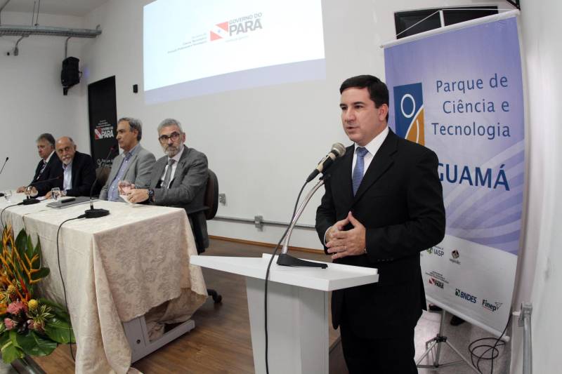De acordo com o presidente da Fapespa, Eduardo Costa, nos últimos três anos e meio, o Governo do Estado, por meio da Fundação, vem intensificando os investimentos na descentralização da pesquisa.
FOTO: CRISTINO MARTINS / AG. PARÁ
DATA: 07.03.2018
BELÉM - PARÁ <div class='credito_fotos'>Foto: Cristino Martins/Ag. Pará | <a href='/midias/2018/originais/84b3506c-a578-41bc-b248-ece33b4b9ff3.jpg' download><i class='fa-solid fa-download'></i> Download</a></div>