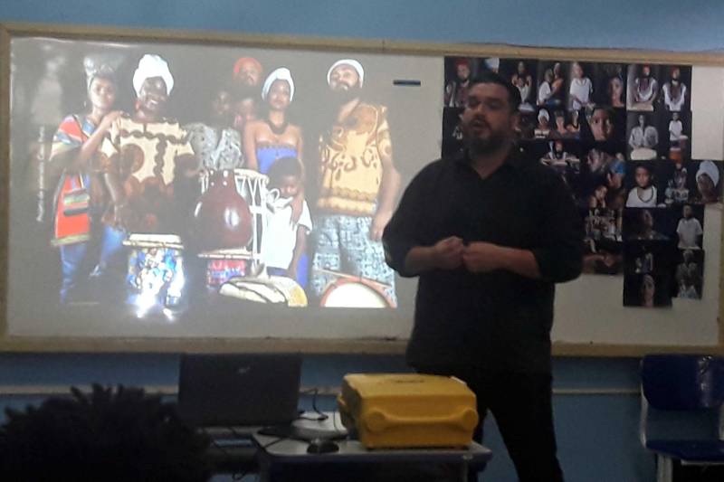 A Escola Estadual General Gurjão, no bairro da Cidade Velha, encontrou uma maneira expressiva para valorizar a cultura e história do povo negro neste 20 de novembro, Dia Nacional da Consciência Negra. A partir das 14 horas desta terça-feira (20), a escola sediará a exposição “Minha Essência Humana”, que reúne fotos nas quais 15 alunas, professoras e servidoras da “General Gurjão”, aparecem com indumentárias típicas da cultura afro-brasileira.

FOTO: DIVULGAÇÃO
DATA: 19.11.2018
BELÉM - PARÁ <div class='credito_fotos'>Foto: ASCOM SEDUC   |   <a href='/midias/2018/originais/84b6894f-453b-4ef3-b674-90b2ec4cee1d.jpg' download><i class='fa-solid fa-download'></i> Download</a></div>