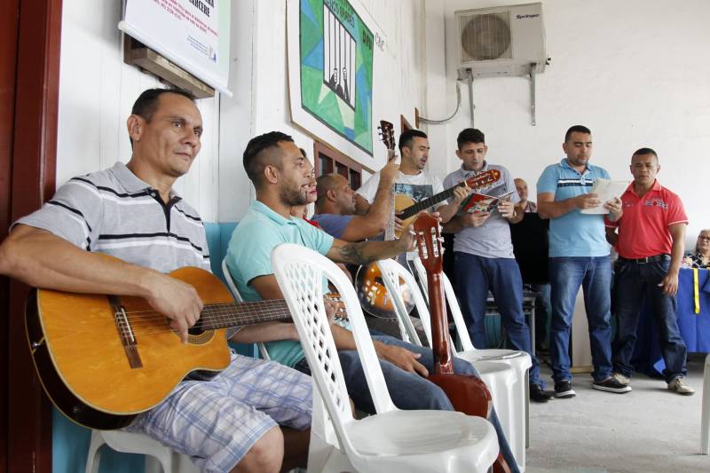 A Superintendência do Sistema Penitenciário do Estado (Susipe) realizou nesta quinta-feira, 10, a premiação do 3º Concurso de Redação realizado pela Defensoria Pública da União (DPU), com o apoio do Departamento Penitenciário Nacional (Depen), e que teve como tema "Mais direitos, menos grades". O evento teve por objetivo a certificação dos internos custodiados no Centro de Recuperação do Coqueiro (CRC), que conquistaram os três primeiros lugares de todo o Brasil.
FOTO: AKIRA ONUMA / ASCOM SUSIPE
DATA: 10.05.2018
BELÉM - PARÁ <div class='credito_fotos'>Foto: Akira Onuma / Ascom Susipe | <a href='/midias/2018/originais/84bce090-2ea1-4a15-8bc6-b51d527f7b82.jpg' download><i class='fa-solid fa-download'></i> Download</a></div>