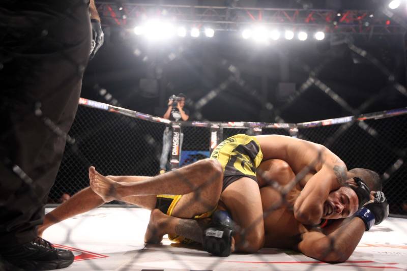 O mundo do MMA conheceu neste sábado os novos guerreiros paraenses. Dos 34 lutadores que entraram no octógono do Jungle Fight 93, 31 representaram o estado. Destaque para Ivanildo Monstrinho e Francisco Figueiredo, que conquistaram os cinturões interinos das categorias 57kg e 61kg, respectivamente, diante do público que lotou o Centro de Convenções da Amazônia – Hangar, com apoio da Secretaria de Estado de Esporte e Lazer.
FOTO: THIAGO GOMES / AG. PARÁ
DATA: 28.04.2018
BELÉM - PARÁ <div class='credito_fotos'>Foto: Thiago Gomes /Ag. Pará | <a href='/midias/2018/originais/84bff47b-3686-436e-8f2e-acd4f2dc64d2.jpg' download><i class='fa-solid fa-download'></i> Download</a></div>