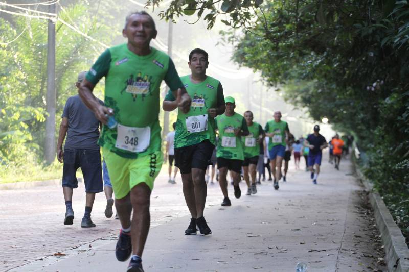 A sétima edição da Corrida e Caminhada do Servidor Público (foto), realizada no Parque do Utinga na manhã desde sábado, 10, reuniu mais de mil servidores do Governo do Pará com o objetivo de promover a saúde e a qualidade de vida. E foi com inspiração nesses dois pilares do evento que Renato Alves e Adriana Lima levaram, mais uma vez, o primeiro lugar do masculino e feminino da competição. Em sete anos de evento, a cabo do Corpo de Bombeiros Adriana Lima chegou em primeiro lugar 4 vezes. Em 2017, ela foi impedida de participar devido uma lesão no tornozelo causada por um acidente, mas esse ano se preparou com treinos pesados na areia, para ganhar força muscular. “Médicos disseram que eu nunca mais correria e ano passado eu fui assistir e chorei por não participar, mas esse ano eu vim para ganhar. Meu lema é lutar sempre desistir jamais”, disse a tetracampeã.
FOTO: CRISTINO MARTINS / AG. PARÁ
DATA: 10.11.2018
BELÉM - PARÁ <div class='credito_fotos'>Foto: Cristino Martins/Ag. Pará | <a href='/midias/2018/originais/84c6d3e8-74e4-46d6-8886-003304bd3624.jpg' download><i class='fa-solid fa-download'></i> Download</a></div>