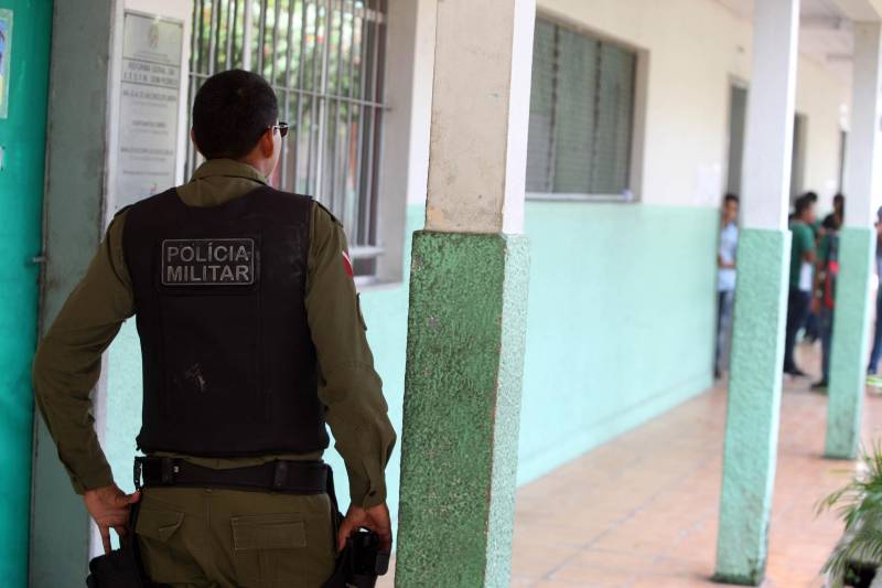 Trinta e oito agentes de segurança pública do Estado participam, no Instituto de Ensino de Segurança Pública do Pará (Iesp), de um curso de especialização da Companhia Independente de Policiamento Escolar (Cipoe). A capacitação começou no dia 26 de fevereiro e vai até 23 de março, com aulas de segunda a sexta, nos turnos da manhã e tarde. Os agentes de segurança estão sendo treinados para atuar na segurança junto às comunidades escolares do Estado. Este é o segundo curso que acontece para a qualificação do policiamento escolar do Comando de Policiamento Especializado, através da Companhia Independente de Policiamento Escolar (Cipoe). O primeiro foi em 2017, e qualificou 40 policiais. Na foto, policiamento na escola estadual Dom Pedro II.
FOTO: SIDNEY OLIVEIRA / AG. PARÁ
DATA: 13.03.2018
BELÉM - PARÁ <div class='credito_fotos'>Foto: Sidney Oliveira/Ag. Pará | <a href='/midias/2018/originais/84c7453d-0521-46cd-a0a5-4553005c8da9.jpg' download><i class='fa-solid fa-download'></i> Download</a></div>