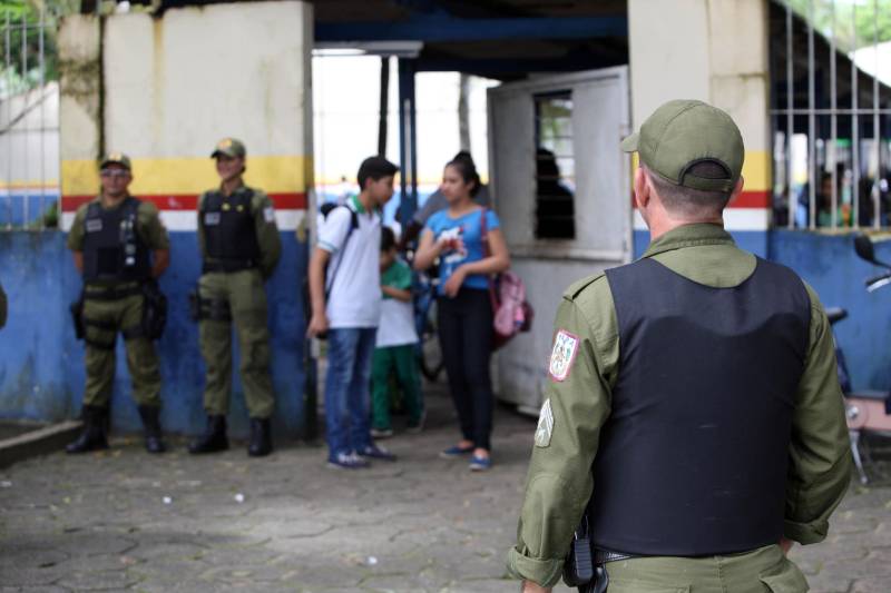 Uma das seis escolas da capital nas quais o Cipoe atua com o Plano de Segurança Escolar é a Escola Estadual Hilda Vieira (foto), no bairro da Marambaia. Lá estudam 1.300 alunos, do ensino fundamental à Educação de Jovens e Adultos (EJA), nos períodos matutino, vespertino e noturno.
FOTO: SIDNEY OLIVEIRA / AG. PARÁ
DATA: 30.05.2018
BELÉM - PARÁ <div class='credito_fotos'>Foto: Sidney Oliveira/Ag. Pará | <a href='/midias/2018/originais/84d66e37-fe1e-41bb-a7c1-15b80b4fcacb.jpg' download><i class='fa-solid fa-download'></i> Download</a></div>