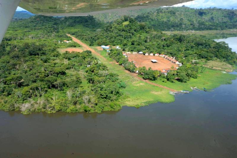 Está quase tudo pronto para a 6ª Semana dos Povos Indígenas, que começa neste domingo (15), em São Félix do Xingu, no sudeste do Pará. Antes de sair das aldeias em direção a São Félix – o terceiro maior município paraense em extensão territorial, atrás apenas de Altamira e Oriximiná –, as tribos fazem festa, numa espécie de preparação para os dias vindouros longe de casa. Na aldeia Krôkamôr (foto), às margens do Rio Xingu e longe cerca de oito horas de barco da sede municipal, homens, mulheres e crianças Kayapó se unem na dança Kwyrykangô.
FOTO: RODOLFO OLIVEIRA / AG. PARÁ
DATA: 15.04.2018
SÃO FÉLIX DO XINGU - PARÁ <div class='credito_fotos'>Foto: Rodolfo Oliveira/Ag. Pará | <a href='/midias/2018/originais/84df0cba-c679-4f56-9205-8b9da2ad7fc7.jpg' download><i class='fa-solid fa-download'></i> Download</a></div>