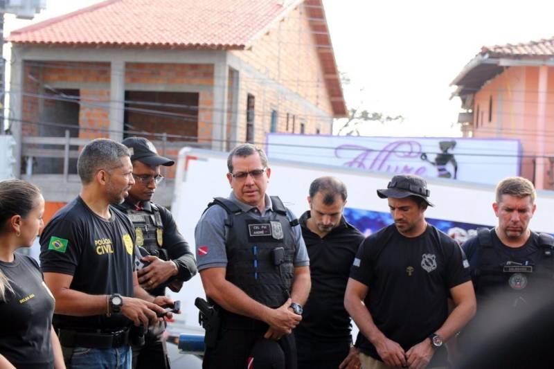 256 petecas e 300 gramas de maconha, além de 100 gramas de pasta de cocaína, foram apreendidos na Operação Nêmesis, deflagrada na madrugada deste sábado (07), em Salinópolis, nordeste paraense. Sete pessoas foram presas e já estão à disposição da Justiça. Sob a coordenação do delegado Hennison Jacob Azevedo, diretor da Divisão Estadual de Narcóticos, da Polícia Civil, com o apoio da Secretaria de Estado de Segurança Pública e Defesa Social (Segup), a Operação Nêmesis tem como objetivo o combate e a repreensão ao tráfico de entorpecentes, sobretudo durante o mês de julho, em Salinas. O trabalho começou a partir de um levantamento prévio da Secretaria Adjunta de Inteligência e Análise Criminal (Siac), que há 20 dias deu início ao levantamento que culminou na operação deste final de semana. Na foto, o Delegado Geral da Polícia Civil, Cláudio Galeno (falando) e o secretário adjunto de Gestão Operacional, da Segup, Coronel André Cunha.
FOTO: ASCOM / SEGUP
DATA: 07.07.2018
SALINÓPOLIS - PARÁ <div class='credito_fotos'>Foto: Ascom Segup | <a href='/midias/2018/originais/84dfe959-5d29-4877-81c2-bdfdb1fbc0cf.jpg' download><i class='fa-solid fa-download'></i> Download</a></div>
