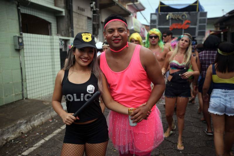 O professor Júlio Leal Gomes é natural de Vigia de Nazaré, no nordeste paraense, terra conhecida pela hospitalidade, principalmente em época festiva. Mantendo a tradição, no Carnaval Júlio e seus irmãos abrem a casa da família para amigos e outros parentes. Neste ano, o imóvel de quatro cômodos abrigou mais de 50 pessoas. Vigia tem um dos maiores e mais tradicionais carnavais do Pará. Nesta época do ano, a população do município, de 51.173 habitantes (Censo/IBGE), triplica com a chegada de brincantes oriundos de todo o Brasil, e os vigienses – igual coração de mãe - acolhem essa multidão. A estimativa é a cidade receber mais de 300 mil pessoas neste Carnaval.
FOTO: IGOR BRANDÃO / AG PARÁ
DATA: 13.02.2018
VIGIA - PARÁ <div class='credito_fotos'>Foto: IGOR BRANDÃO / AG. PARÁ | <a href='/midias/2018/originais/84e364ee-740c-461d-bef8-60ef8dbb8b0f.jpg' download><i class='fa-solid fa-download'></i> Download</a></div>