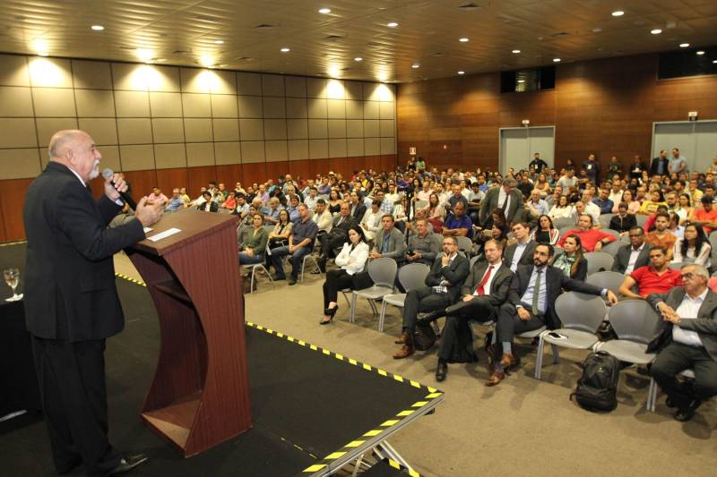 O governador Simão Jatene (foto) participou na manhã desta terça-feira, 27, da abertura do Seminário “Cadastro Ambiental Rural (CAR) 10 Anos: Avanços e Perspectivas”, promovido pela Secretaria de Meio Ambiente e Sustentabilidade (Semas), no Hangar – Centro de Convenções e Feiras da Amazônia. 

FOTO: CRISTINO MARTINS / AG. PARÁ
DATA: 27.11.2018
BELÉM - PARÁ <div class='credito_fotos'>Foto: Cristino Martins/Ag. Pará   |   <a href='/midias/2018/originais/84e3e449-71b9-4de9-84c4-e473e638fac1.jpg' download><i class='fa-solid fa-download'></i> Download</a></div>