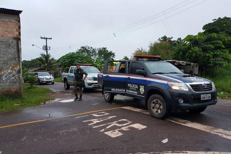 As polícias Civil e Militar deflagraram nesta quinta-feira (8), em quatro municípios da Região Metropolitana de Belém, a operação "Xeque-Mate", com o objetivo de cumprir mandados judiciais de prisão preventiva. Treze pessoas foram presas durante a ação policial.

FOTO: ASCOM POLÍCIA CIVIL
DATA: 08.02.2018
BELÉM - PARÁ <div class='credito_fotos'>Foto: Ascom Polícia Civil   |   <a href='/midias/2018/originais/84e6ebde-a62b-479f-a417-23a3197a5903.jpg' download><i class='fa-solid fa-download'></i> Download</a></div>