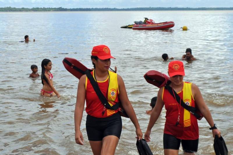 Quarenta e um municípios e 56 balneários receberam o efetivo do Corpo de Bombeiros Militar do Pará (CBMPA) no feriado prolongado. Mais de 400 militares estiveram trabalhando para manter a segurança durante a “Operação Semana Santa”, oferecendo ao público atendimentos básicos, serviços de prevenção balneária (guarda-vidas e operação nas rodovias), atendimento pré-hospitalar, serviços de resgate e combate a incêndio. A corporação registrou baixo fluxo de banhistas neste domingo de Páscoa nas praias da Ilha de Mosqueiro. A praia do Paraíso, que costuma receber um público familiar, teve uma movimentação tranquila. “Não houve nenhuma ocorrência, somente orientações aos banhistas”, explicou o sargento Lobo, que estava coordenando a equipe de guarda-vidas no local. Na foto, movimentação de banhistas em Outeiro.
FOTO: ASCOM / CBMPA
DATA: 01.04.2018
OUTEIRO - PARÁ <div class='credito_fotos'>Foto: Ascom CBMPA | <a href='/midias/2018/originais/850281c8-6b8b-43c5-91f4-4079fad2b329.jpg' download><i class='fa-solid fa-download'></i> Download</a></div>