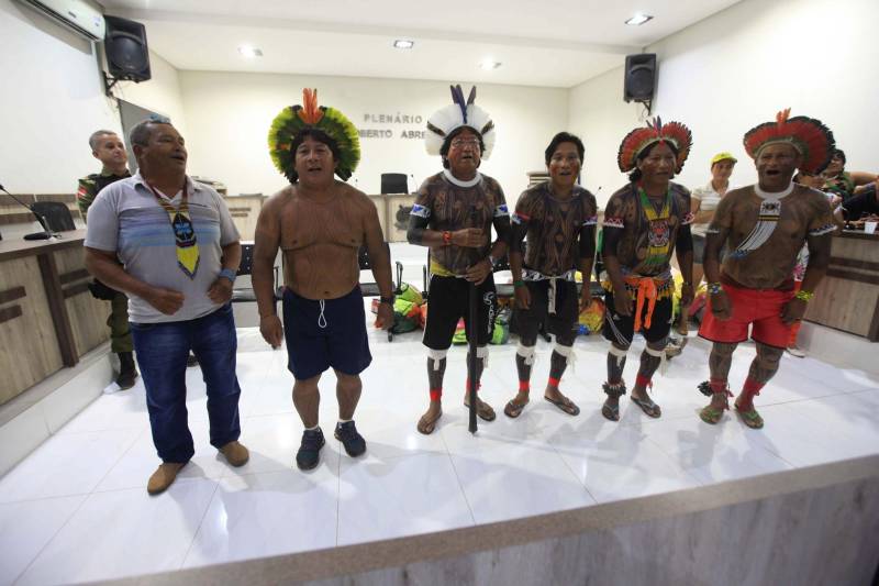 Semana dos Povos Indígenas. O maior evento do gênero no Estado começou neste domingo (15), com a chegada das cerca de 70 embarcações que se encontram no cruzamento dos rios Xingu e Fresco, na orla da cidade de São Félix do Xingu, sudeste do Pará. Reunião na Câmara Municipal é o momento em que os caciques discutem a programação, expõem anseios, dão sugestões e recebem os kits esportivos que serão usados durante os jogos. O encontro – quando também são repassadas orientações e informes sobre o esquema de segurança, as ações sociais e a dinâmica dos encontros – ocorre logo depois da chegada das tribos. Na fdoto, Juruna, que pela primeira vez participam da semana.
FOTO: RODOLFO OLIVEIRA / AG. PARÁ
DATA: 15.04.2018
SÃO FÉLIX DO XINGU - PARÁ <div class='credito_fotos'>Foto: Rodolfo Oliveira/Ag. Pará | <a href='/midias/2018/originais/8503e0b2-5fbf-45f8-ad7f-71522b233c8c.jpg' download><i class='fa-solid fa-download'></i> Download</a></div>