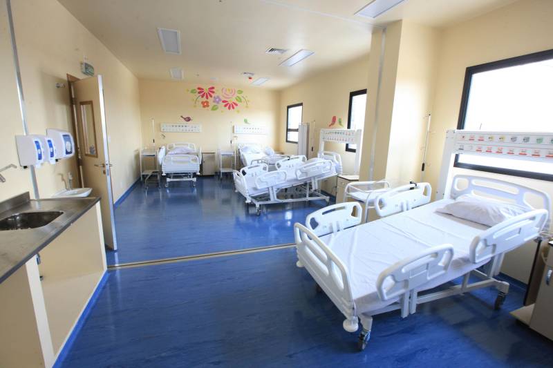 O governador Simão Jatene fez neste domingo (30), às 11 h, uma visita técnica (foto) às instalações do novo Hospital Abelardo Santos, no Distrito de Icoaraci, na Região Metropolitana de Belém. Como fez em Capanema (nordeste do Pará), no novo Hospital Regional dos Caetés, o governador convidou pessoas da comunidade para acompanhá-lo na visita. O objetivo foi mostrar à população que o hospital está pronto para ser inaugurado. "Alguns pequenos detalhes, obrigatórios para a entrada em funcionamento de qualquer hospital, ainda precisam ser feitos, como a assepsia dos ambientes e a calibragem dos equipamentos. Mas o ‘Abelardo’ está pronto, e já é o maior hospital da Região Metropolitana", disse o governador.

FOTO: CRISTINO MARTINS / AG. PARÁ
DATA: 30.12.2018
ICOARACI - PARÁ <div class='credito_fotos'>Foto: Cristino Martins/Ag. Pará   |   <a href='/midias/2018/originais/85044413-296a-4691-a463-8cf09465f5ec.jpg' download><i class='fa-solid fa-download'></i> Download</a></div>