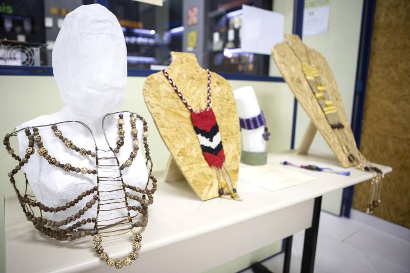Trabalhos de alunos de graduação do curso de Bacharelado em Design da Universidade do Estado do Pará (Uepa) estão reunidos na exposição A Diversidade da vida em adornos, que fica aberta à visitação até o próximo dia 22 de junho, no Centro de Ciências Naturais e Tecnologia (CCNT).
FOTO: NAILANA THIELY / ASCOM UEPA
DATA: 12.06.2018
BELÉM - PARÁ <div class='credito_fotos'>Foto: Nailana Thiely / Ascom Uepa | <a href='/midias/2018/originais/850b0ec4-542e-472a-861e-82b84d241783.jpg' download><i class='fa-solid fa-download'></i> Download</a></div>