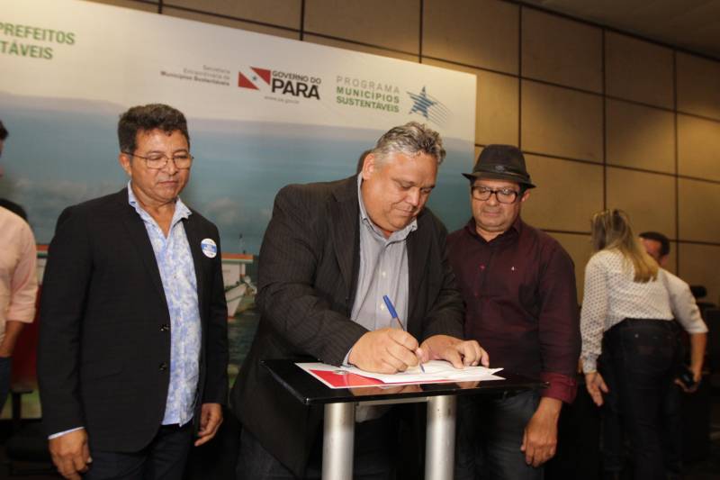O primeiro dia do Fórum Permanente de Prefeitas e Prefeitos dos Municípios Sustentáveis contou com a participação de 85 prefeitos , 17 vices e 21 secretários municipais dos 141 municípios manifestaram interesse em adotar as diretrizes do programa. Para o governador Simão Jatene, esta grande participação simboliza a união de agentes públicos que colocaram os interesses coletivos acima dos interesses individuais para construir um estado melhor para todos. Com o tema “Gestão Compartilhada”, o evento traz as experiências e os desdobramentos das agendas governamentais que foram planejadas em parceria com as gestões municipais. Através da Secretaria Extraordinária de Municípios Sustentáveis (Semsu) Governo do Pará, por meio da Semsu, investe na capacitação dos municípios para a promoção de uma gestão fiscal eficiente. Para Izabela Jatene, este primeiro dia serviu para sinalizar o quanto os gestores estão preocupados com o equilíbrio da questão fiscal dos municípios e em desenvolver uma governança compartilhada para desenvolver seus municípios.
FOTO: CRISTINO MARTINS / AG. PARÁ
DATA: 07.02.2018
BELÉM - PARÁ <div class='credito_fotos'>Foto: Cristino Martins/Ag. Pará | <a href='/midias/2018/originais/850b8a01-762a-491c-994b-2dbbcb5d0344.jpg' download><i class='fa-solid fa-download'></i> Download</a></div>