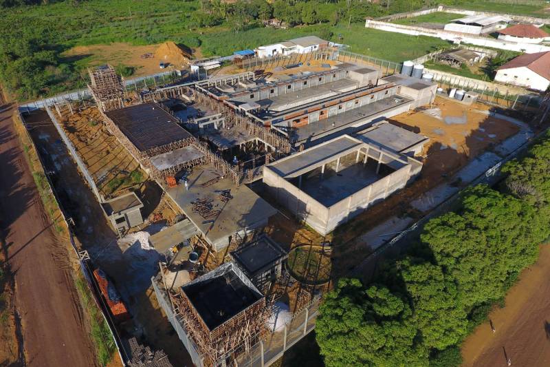 Com área total de mais de nove mil metros quadrados, a nova Central de Triagem de Paragominas, no sudeste paraense, já está com 85% da obra concluída. A última etapa consiste no acabamento e equipagem da unidade prisional. A previsão de entrega é junho de 2018. A nova unidade prisional terá capacidade para 306 vagas e está orçada em mais de R$ 11 milhões.
FOTO: AKIRA ONUMA / ARQUIVO / ASCOM SUSIPE
DATA: 23.01.2018
PARAGOMINAS - PARÁ <div class='credito_fotos'>Foto: Akira Onuma / Ascom Susipe | <a href='/midias/2018/originais/851c1baa-eed6-4c52-aada-197ef9c71dc2.jpg' download><i class='fa-solid fa-download'></i> Download</a></div>