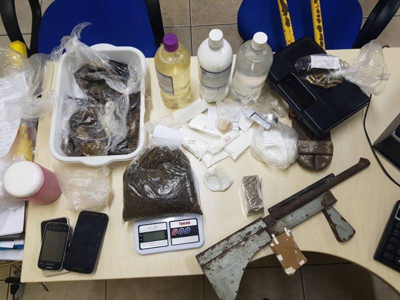 A Polícia Civil desarticulou, nesta sexta-feira (08), um ponto de trafico de drogas que funcionava como uma espécie de "laboratório de drogas" (foto), no bairro do Una, em Belém, e que era usado para abastecer o comércio de drogas ilegais, no bairro da Sacramenta, na capital paraense. No local, policiais civis da Seccional Urbana da Sacramenta, sob comando do delegado Alberto Henrique Barros, prenderam em flagrante Áurea da Silva Pacheco, Arley Adriano Pacheco Marinho e Jorge Alisson Pacheco Marinho, todos da mesma família e responsáveis pelo esquema de tráfico de entorpecentes no local. A equipe policial apreendeu grande quantidade de drogas e insumos usados no preparo das drogas para venda, como barrilha leve, bicarbonato e formol. As prisões em flagrante foram resultados de investigações realizadas pelos policiais civis da Seccional da Sacramenta.
FOTO: ASCOM / POLÍCIA CIVIL
DATA: 08.06.2018
BELÉM - PARÁ <div class='credito_fotos'>Foto: Ascom / Polícia Civil | <a href='/midias/2018/originais/851c2760-9019-4e29-8aeb-8804da42e357.jpg' download><i class='fa-solid fa-download'></i> Download</a></div>