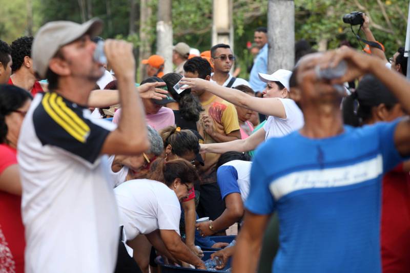 Uma reabertura feita a milhares de mãos. A fita inaugural colocada no inicio da trilha principal do Parque do Utinga foi rompida por mais de cinco mil pessoas ansiosas pelo inicio da caminhada, marcando o segundo dia da programação de reabertura do mais novo espaço paraense de lazer e interatividade com a natureza.
FOTO: SIDNEY OLIVEIRA / AG. PARÁ
DATA: 17.03.2018
BELÉM - PARÁ <div class='credito_fotos'>Foto: Sidney Oliveira/Ag. Pará | <a href='/midias/2018/originais/8527d53b-e95d-49a1-a9cf-260bd51fcae9.jpg' download><i class='fa-solid fa-download'></i> Download</a></div>