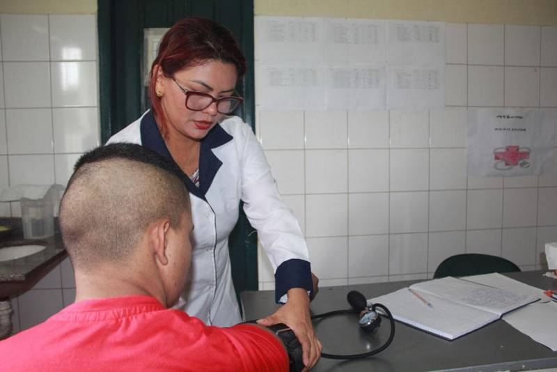 Sessenta adolescentes em conflito com a lei e privados de liberdade participaram de uma ação de saúde no Centro Socioeducativo de Benevides (CSEB), na Região Metropolitana de Belém (RMB), nos dias 3 e 4. A ação é resultado de uma parceria entre a Fundação de Atendimento Socioeducativo do Pará (Fasepa) e a Secretaria de Estado de Saúde Pública (Sespa). Foram prestados atendimentos de saúde aos jovens, garantindo acesso à saúde no Sistema Único de Saúde (SUS), no que diz respeito à promoção, prevenção, assistência e recuperação dos jovens. O calendário de ações começou na segunda quinzena de março, no Centro de Internação do Adolescente Masculino (Ciam), localizado em Marabá, no sudeste do Estado, e vai até a próxima quinta-feira (05), com atendimento aos jovens das unidades socioeducativas em semiliberdade.
FOTO: ALBERTO PASSOS / ASCOM FASEPA
DATA: 04.04.2018
BENEVIDES - PARÁ
<div class='credito_fotos'>Foto: ALBERTO PASSOS/ ASCOM FASEPA | <a href='/midias/2018/originais/8529b643-133a-4c4a-9b68-215c69ae3bc8.jpg' download><i class='fa-solid fa-download'></i> Download</a></div>