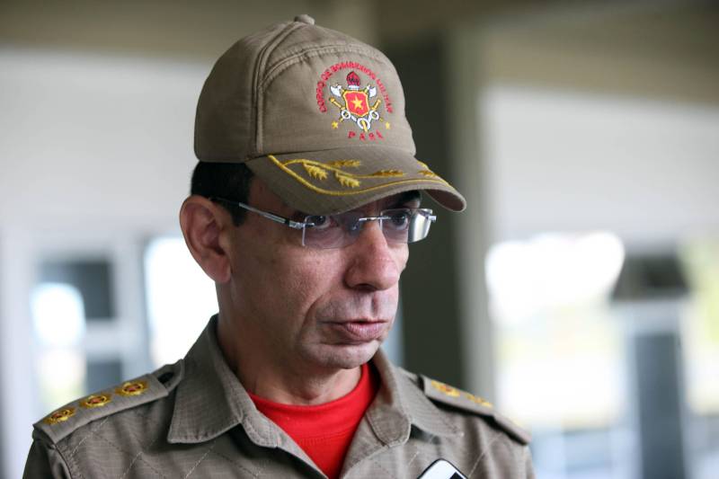 Estabelecimentos prestadores de serviços, condomínios, boates e casas noturnas serão vistoriados, nesta sexta-feira (11) e no sábado (12), pelo Corpo de Bombeiros do Pará com apoio da Polícia Militar. Juntos, os órgãos de segurança realizam a Operação Tiradentes II, deflagrada pelo Conselho Nacional de Comandantes Gerais dos Bombeiros e da PM em todo o país. Na foto, o coronel Marcos Norat, comandante operacional do Corpo de Bombeiros do Pará.
FOTO: SIDNEY OLIVEIRA / AG. PARÁ
DATA: 11.05.2018
BELÉM - PARÁ <div class='credito_fotos'>Foto: Sidney Oliveira/Ag. Pará | <a href='/midias/2018/originais/852d3cee-f5c1-4bd9-8100-876bbaa1eed7.jpg' download><i class='fa-solid fa-download'></i> Download</a></div>