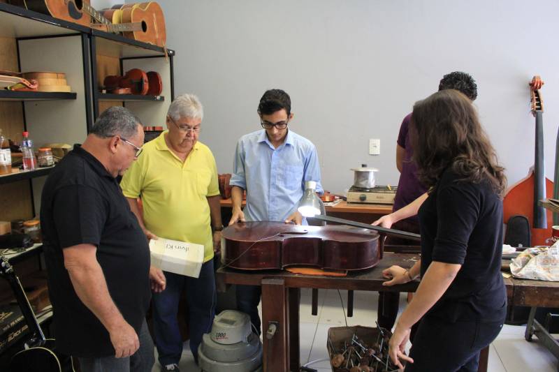 A Fundação Carlos Gomes (FCG) finalizou nesta sexta-feira, 9, a 1° Oficina de Luteria com o luthier brasileiro Orlando Motta, da Fundação Nacional de Artes (Funarte). A oficina recebeu alunos do Instituto Estadual Carlos Gomes (IECG) no novo espaço construído para abrigar a luteria, que funciona no anexo do prédio da FCG. O luthier Orlando Motta, da Funarte, destacou a importância da oficina para músicos que se interessam pela luteria. “É muito importante que tenham oficinas de luteria para músicos e curiosos pela luteria, pois é através dessas oficinas que descobrimos novos possíveis luthiers. É de suma importância que a gente descubra novos luthiers porque são eles que vão continuar fazendo essa arte”. Na foto, o estudante Weslley Samuel (camisa azul), de 18 anos.
FOTO: OTÁVIO MARCOS / ASCOM FCG
DATA: 09.11.2018
BELÉM - PARÁ <div class='credito_fotos'>Foto: OTÁVIO MARCOS / ASCOM FCG | <a href='/midias/2018/originais/852d61d6-576e-49db-a81f-bbaf42954b36.jpg' download><i class='fa-solid fa-download'></i> Download</a></div>