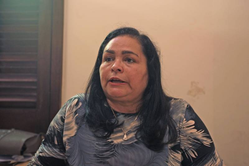 Incluir pessoas com algum tipo de deficiência no cotidiano das cidades tem sido um desafio para todos os governos. No Pará não é diferente. Mas o governo do Estado tem atuado nas várias áreas e, mais especificamente, no que se refere a inclusão de pessoas surdas, por meio da formação de profissionais capacitados para atuar junto a esse público. Uma das primeiras medidas tomadas foi a mudança no curso de Letras/Libras ofertado pela Universidade do Estado do Pará (Uepa). A graduação até o ano de 2008 era apenas na modalidade à distância. A partir de 2012, passou a ser presencial, com oferta do curso no vestibular da instituição com 40 vagas. Na foto, a coordenadora do curso, Raquel Gomes.
FOTO: RODOLFO OLIVEIRA / AG. PARÁ
DATA: 02.04.2018
BELÉM - PARÁ <div class='credito_fotos'>Foto: Rodolfo Oliveira/Ag. Pará | <a href='/midias/2018/originais/85328b13-4570-44b7-8b24-8dccdeaabcdd.jpg' download><i class='fa-solid fa-download'></i> Download</a></div>
