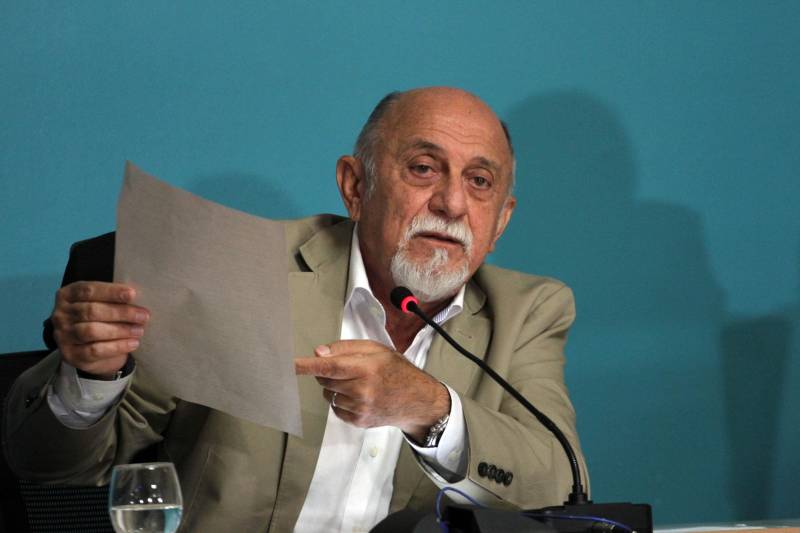 O Governo do Estado anunciou nesta sexta-feira (23), durante coletiva, as medidas que serão adotadas no caso do vazamento registrado no último sábado (17) da bacia de rejeitos de bauxita da Hydro Alunorte, confirmado pelo Instituto Evandro Chagas. Segundo o governador Simão Jatene (foto), a mineradora será notificada para garantir água potável às comunidades ao longo de um ano e, ainda, para criar um fundo financeiro específico para este evento e eventuais incidentes futuros.
FOTO: CRISTINO MARTINS / AG. PARÁ
DATA: 23.02.2018
BELÉM - PARÁ <div class='credito_fotos'>Foto: Cristino Martins/Ag. Pará | <a href='/midias/2018/originais/85338f80-4659-4cb2-996a-07a331aa1a28.jpg' download><i class='fa-solid fa-download'></i> Download</a></div>