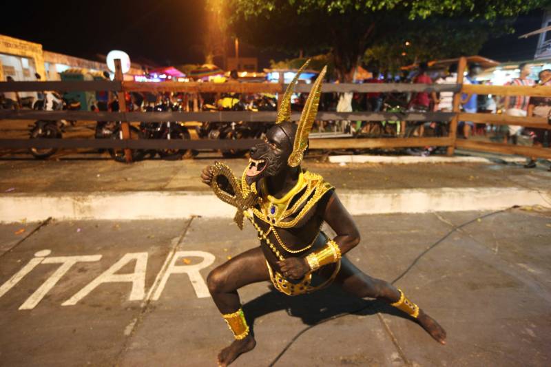 O professor Júlio Leal Gomes é natural de Vigia de Nazaré, no nordeste paraense, terra conhecida pela hospitalidade, principalmente em época festiva. Mantendo a tradição, no Carnaval Júlio e seus irmãos abrem a casa da família para amigos e outros parentes. Neste ano, o imóvel de quatro cômodos abrigou mais de 50 pessoas. Vigia tem um dos maiores e mais tradicionais carnavais do Pará. Nesta época do ano, a população do município, de 51.173 habitantes (Censo/IBGE), triplica com a chegada de brincantes oriundos de todo o Brasil, e os vigienses – igual coração de mãe - acolhem essa multidão. A estimativa é a cidade receber mais de 300 mil pessoas neste Carnaval.
FOTO: IGOR BRANDÃO / AG PARÁ
DATA: 13.02.2018
BELÉM - PARÁ <div class='credito_fotos'>Foto: IGOR BRANDÃO / AG. PARÁ | <a href='/midias/2018/originais/853c30dc-c25d-4bba-81cd-442f1e3c33cf.jpg' download><i class='fa-solid fa-download'></i> Download</a></div>